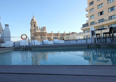 tarima en terraza exterior del Hotel Molina Lario Málaga