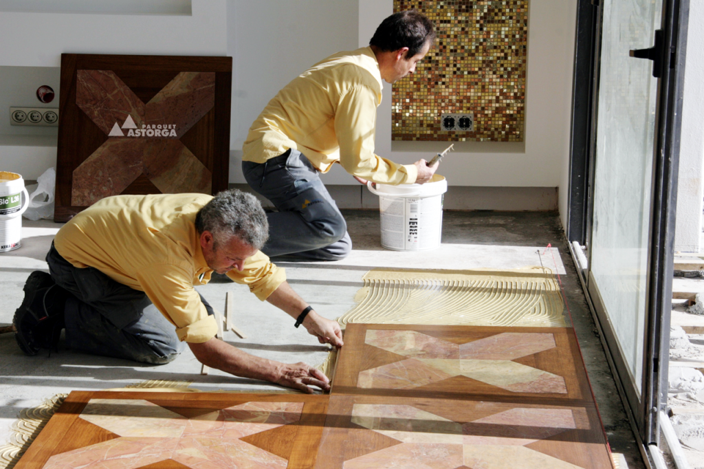 operarios trabajando en marqueteria - parquet astorga