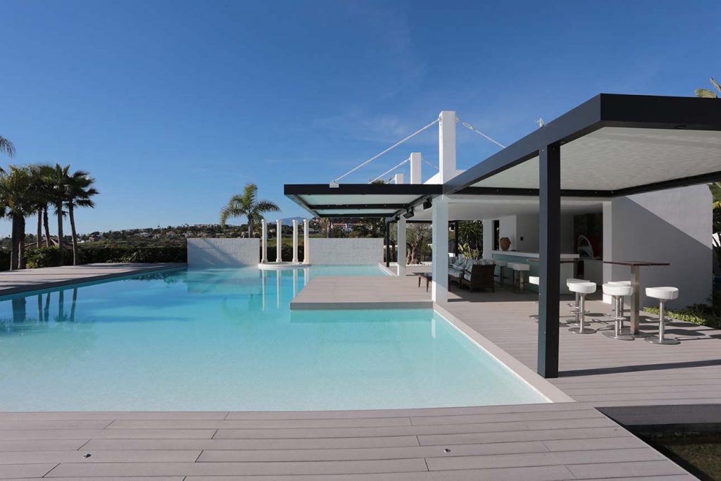 Rama Personificación recoger El suelo perfecto para piscinas y jardines: composite, madera, césped