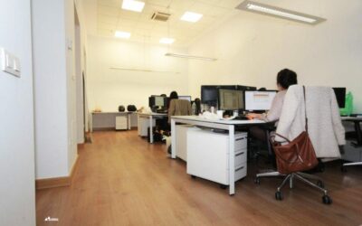 ¿Utilizar sillas con ruedas sobre tarimas sintéticas?