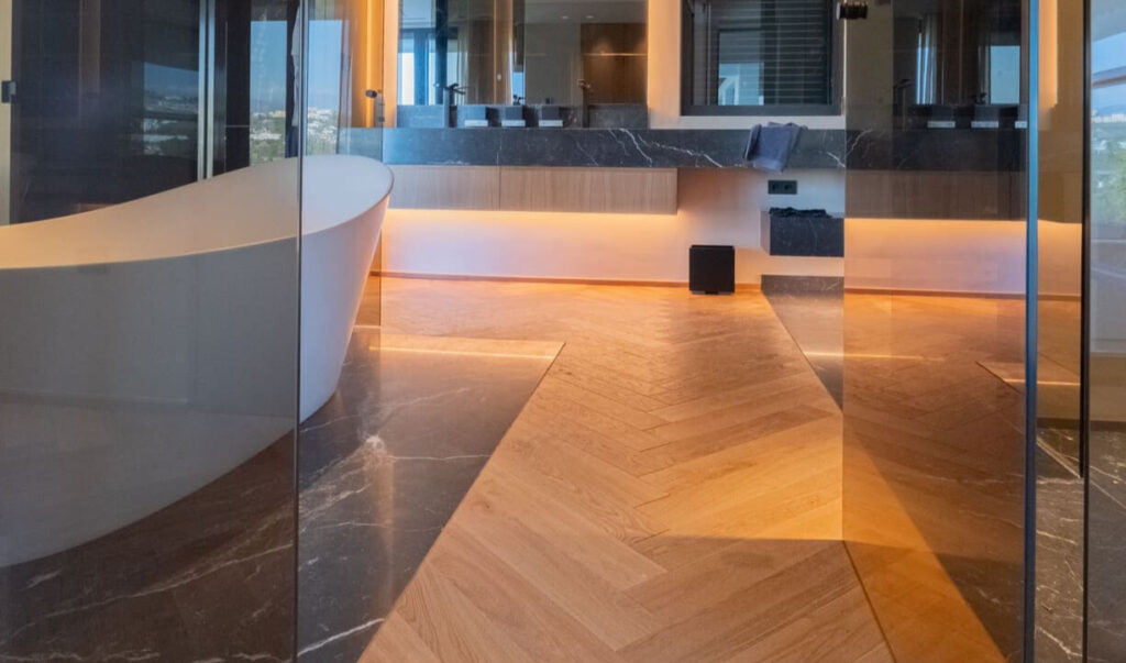 Suelos en baños tarima en espiga roble natural