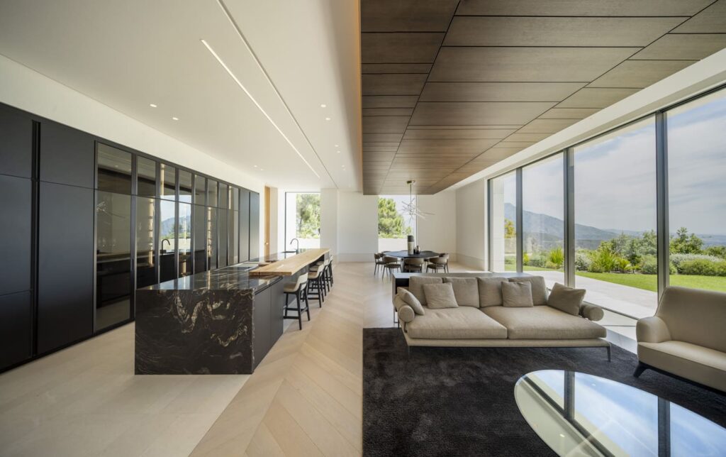 Salón de suelo de madera con iluminación natural