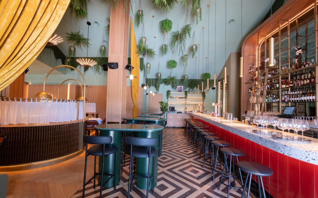 Restaurante Astoria – Tarima flotante Unikolegno en espiga y baldosas