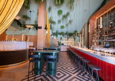 Restaurante Astoria – Tarima flotante Unikolegno en espiga y baldosas