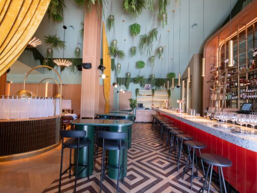 Restaurante Astoria – Tarima flotante Unikolegno en espiga y baldosas