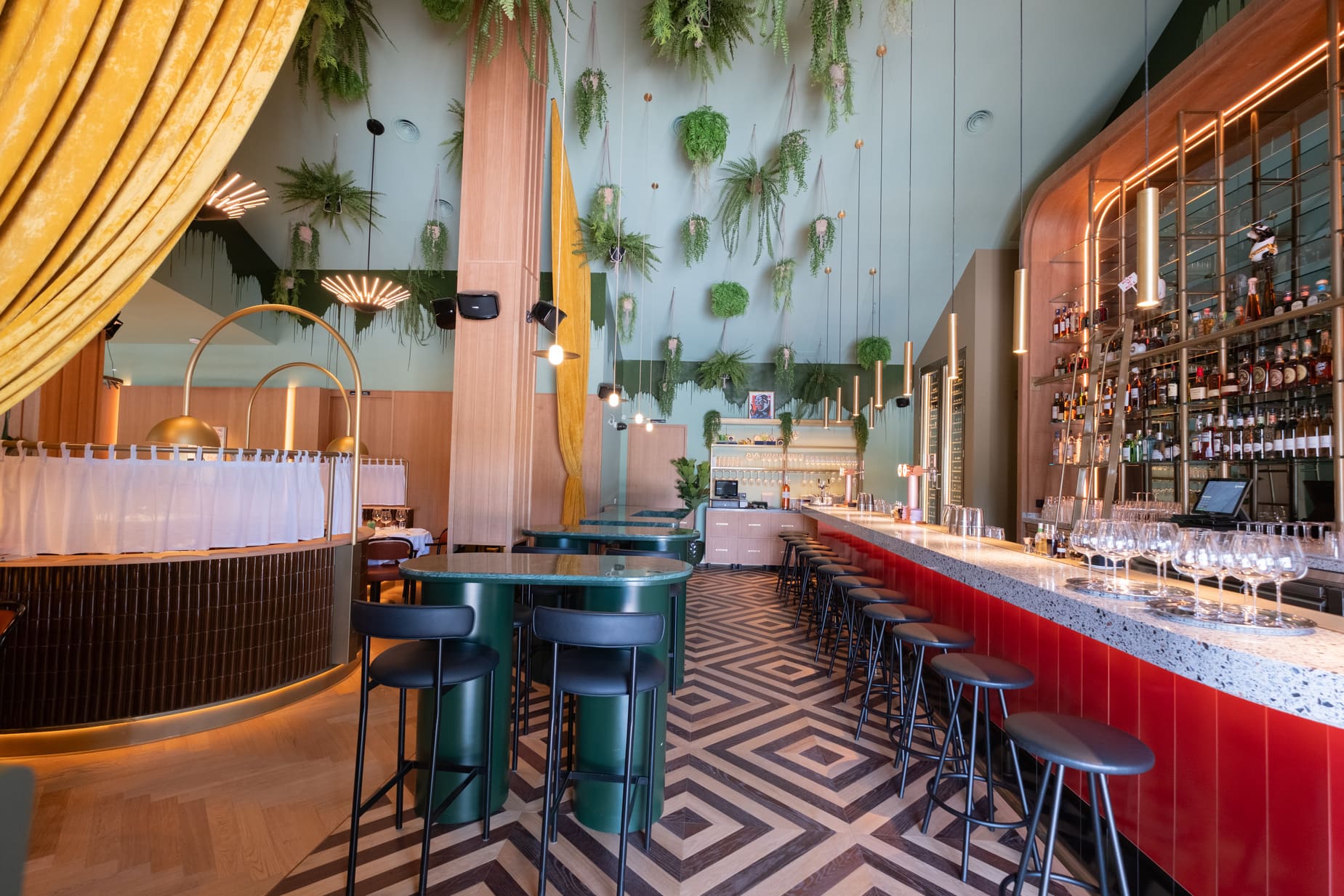 Tarima flotante Unikolegno espiga y baldosas en Restaurante Astoria