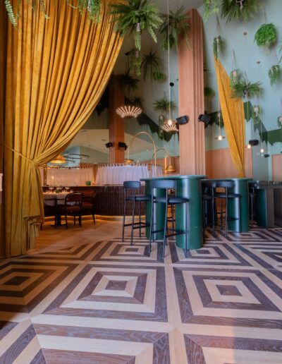 Tarima flotante Unikolegno espiga y baldosas en Restaurante Astoria