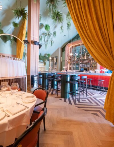 Tarima flotante Unikolegno espiga y baldosas en Restaurante Astoria