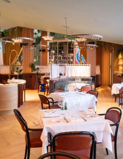 Tarima flotante Unikolegno espiga y baldosas en Restaurante Astoria