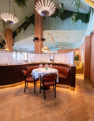 Tarima flotante Unikolegno espiga y baldosas en Restaurante Astoria