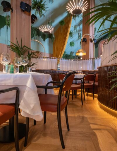 Tarima flotante Unikolegno espiga y baldosas en Proyecto Restaurante Astoria