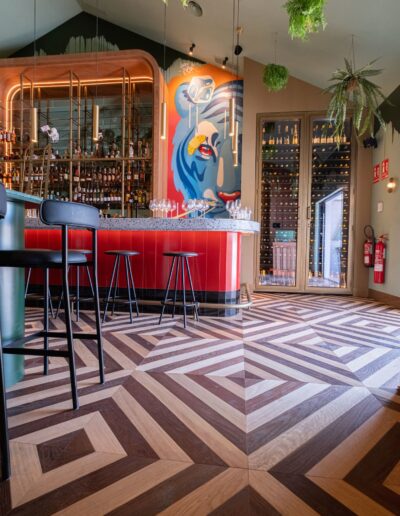 Tarima flotante Unikolegno espiga y baldosas en Proyecto Restaurante Astoria